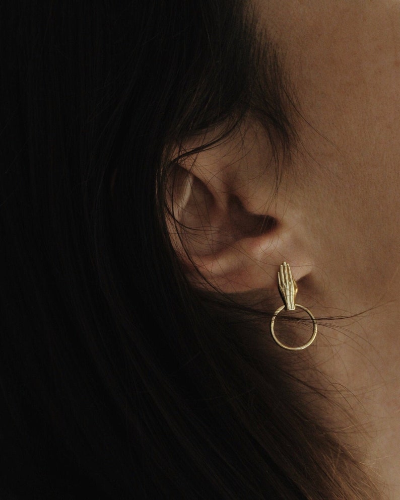 Wasserdicht Hand Ohrringe 18k Gold Vermeil Hand geformte Ohrringe Geschenke für Sie Layering Stapeln Hand Ohrringe Hand Ohrstecker Bild 1
