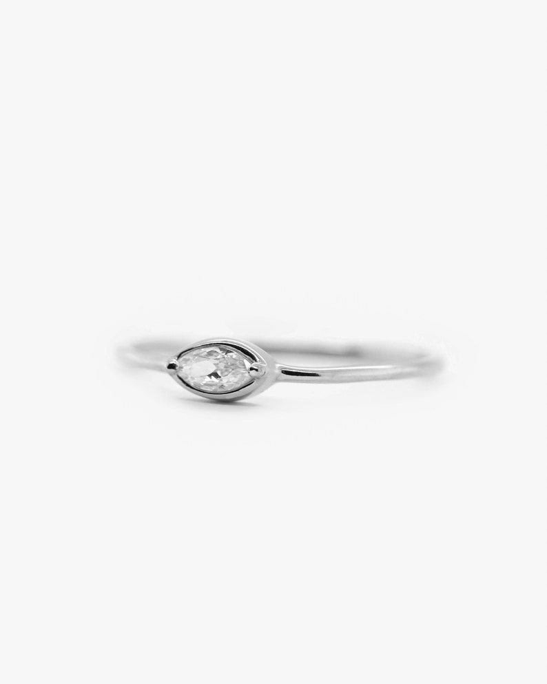 Weißer CZ Ring 925 Sterling Silber Ring weißer Zirkonia Ring Stapel Minimalistischer Ring Layering Stapelring REDCHERRYBLVD Bild 4