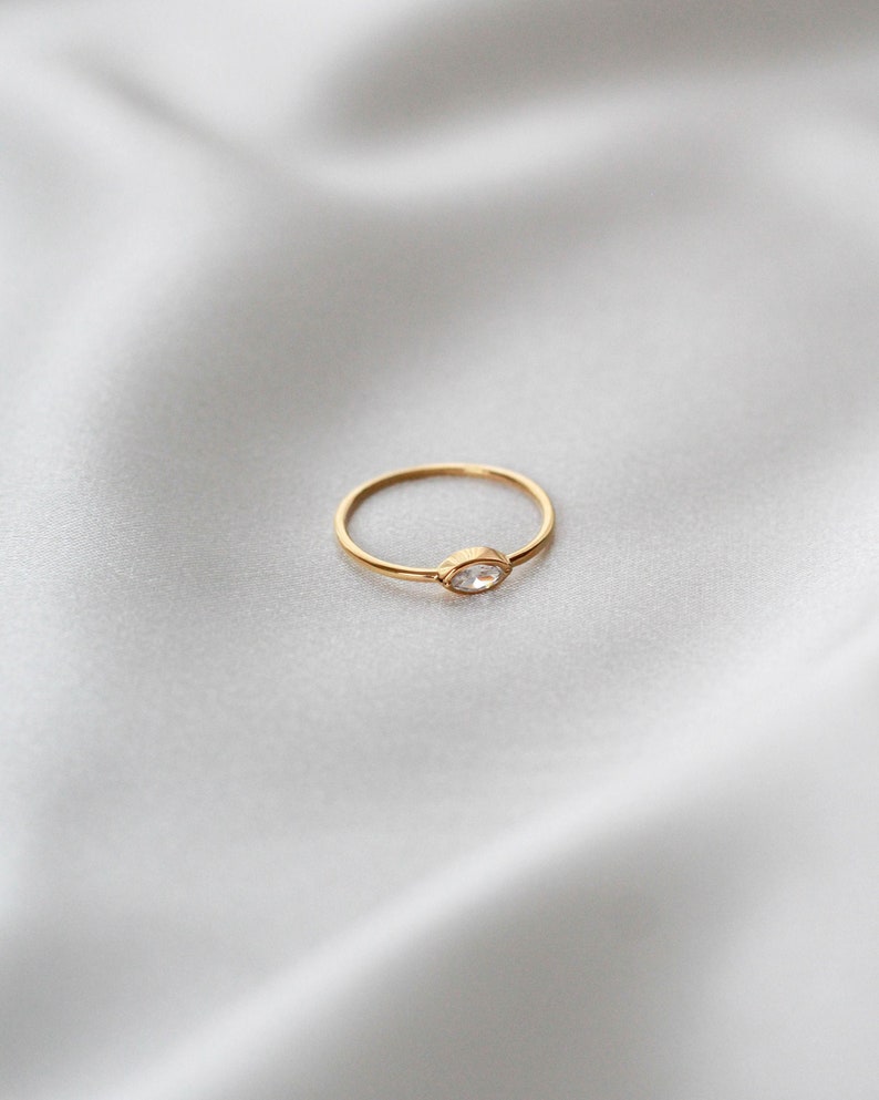 Wasserdichter Weißer CZ Ring 18k Gold Vermeil Ring Weißer Zirkonia Ring Stapel Minimalistischer Ring Schichtring Stapelring Bild 4