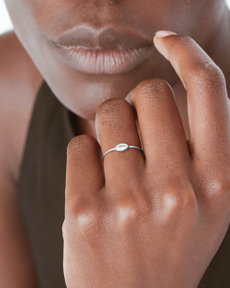 Weißer CZ Ring 925 Sterling Silber Ring weißer Zirkonia Ring Stapel Minimalistischer Ring Layering Stapelring REDCHERRYBLVD Bild 7