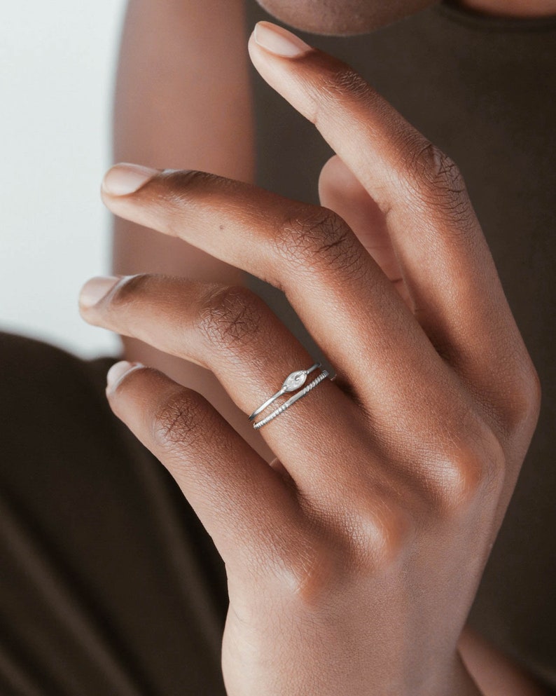 925 Massiv Sterling Silber Ring Gedrehter Bandring Minimalistischer Ring Stapelbarer Ring Schichtring Stapelring REDCHERRYBLVD Bild 3