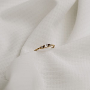 Waterdicht Witte CZ Ring 18k Gold Vermeil Ring Witte Zirconia Ring Minimalistische Ring Gelaagde Ring Sierlijke Ring Stapelring afbeelding 4