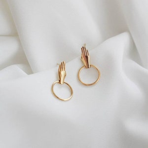 Wasserdicht Hand Ohrringe 18k Gold Vermeil Hand geformte Ohrringe Geschenke für Sie Layering Stapeln Hand Ohrringe Hand Ohrstecker Bild 5