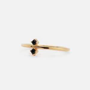 Anillo de oro vermeil de 18 quilates resistente al agua - Anillo de circonita negra - Anillo de circonita negra - Anillo minimalista - Anillo apilable - REDCHERRYBLVD