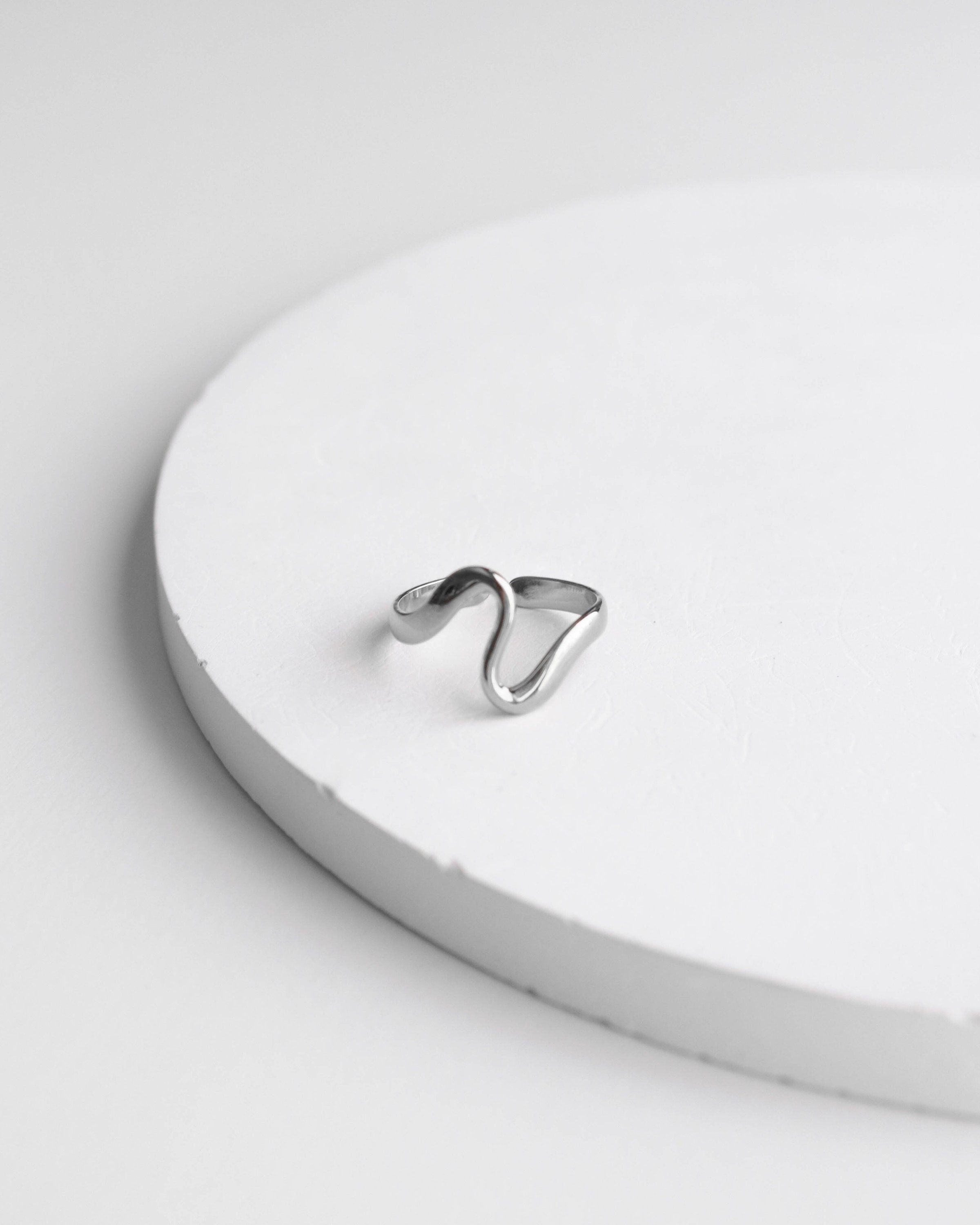 Anello Ondulato In Argento Sterling 925 Massiccio: Design Moderno, Lucido Con Finitura Ossidata