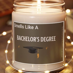Duftende Sojakerze 9 Unzen - Riecht wie ein Bachelor-Abschluss - New Graduate Gift - Natürliche umweltfreundliche Kerze - Perfektes Geschenk für jeden Anlass