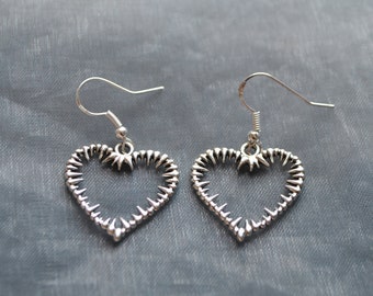 Pendientes de corazón espiado // Pendientes del corazón // Horror // Halloween // Goth