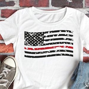 ダメージ加工された旗 svg、SVG、DXF、消防士 svg、消防士 svg、デジタル ダウンロード、アメリカ国旗 svg、細い赤線 svg、消防署 svg