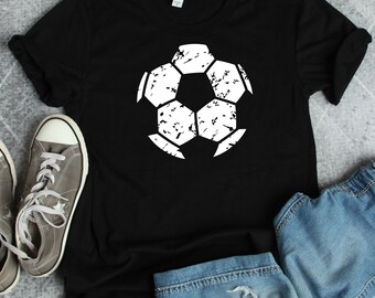 Puede incluir: Camiseta negra con un gráfico de balón de fútbol blanco desgastado.