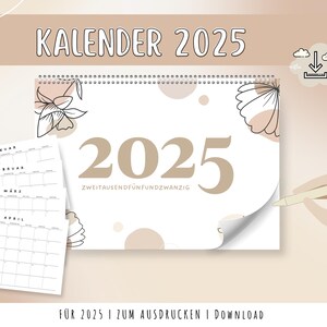 Puede incluir: Un calendario imprimible de 2025 con un diseño minimalista que presenta un motivo floral en marrón y beige. El calendario incluye los meses de enero a abril. El texto "KALENDER 2025" está en la parte superior del calendario. El texto "2025" está en una fuente grande y el texto "ZWEITAUSENDFÜNFUNDZWANZIG" está debajo. El texto "FÜR 2025 | ZUM AUSDRUCKEN | DOWNLOAD" está en la parte inferior del calendario.