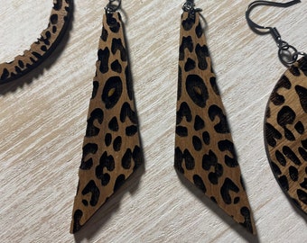 Leopard engraved wood earrings - Walnut wood - laser cut - laser engraved