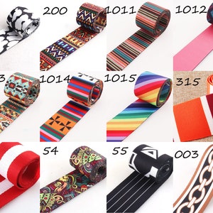 Può includere: Assortimento di nastri decorativi con motivi e strisce colorate, tra cui disegni con motivi geometrici, strisce e stampe animalier. Il nastro decorativo è disponibile in vari colori, tra cui nero, bianco, rosso, arancione, rosa, blu, verde e giallo.