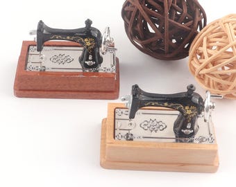 1:12 Miniaturowa maszyna do szycia z drewnianą podstawą, czarno-srebrne miniatury domków dla lalek, dekoracja domku dla lalek, fotografia artystyczna, prezent dla niej - 2 cale