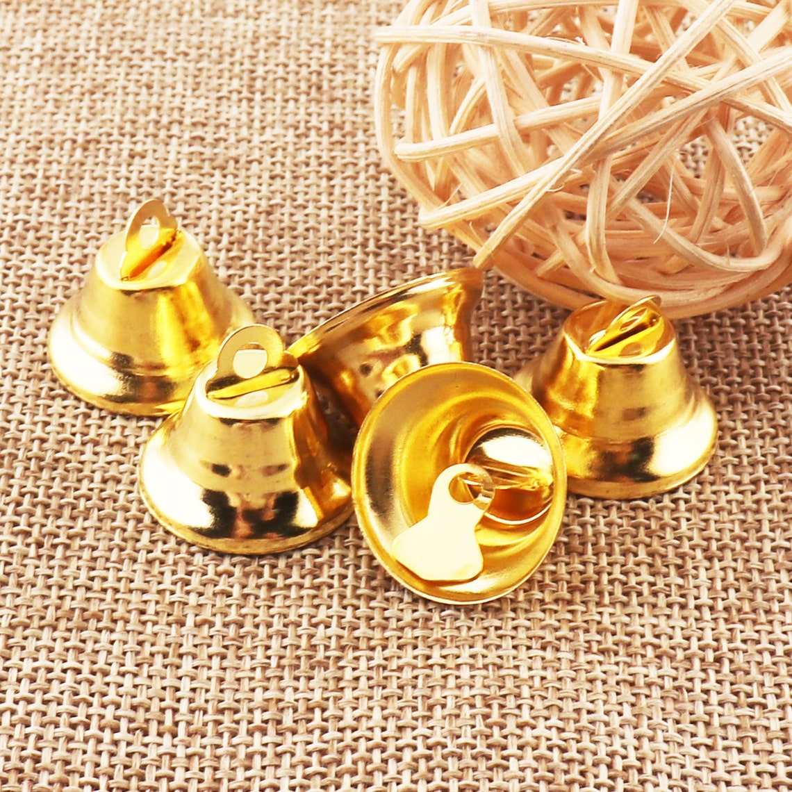 SYEYCW Weihnachtsglöckchen 100 Stück - 12mm Mini Glocken Silber & Gold Für Deko