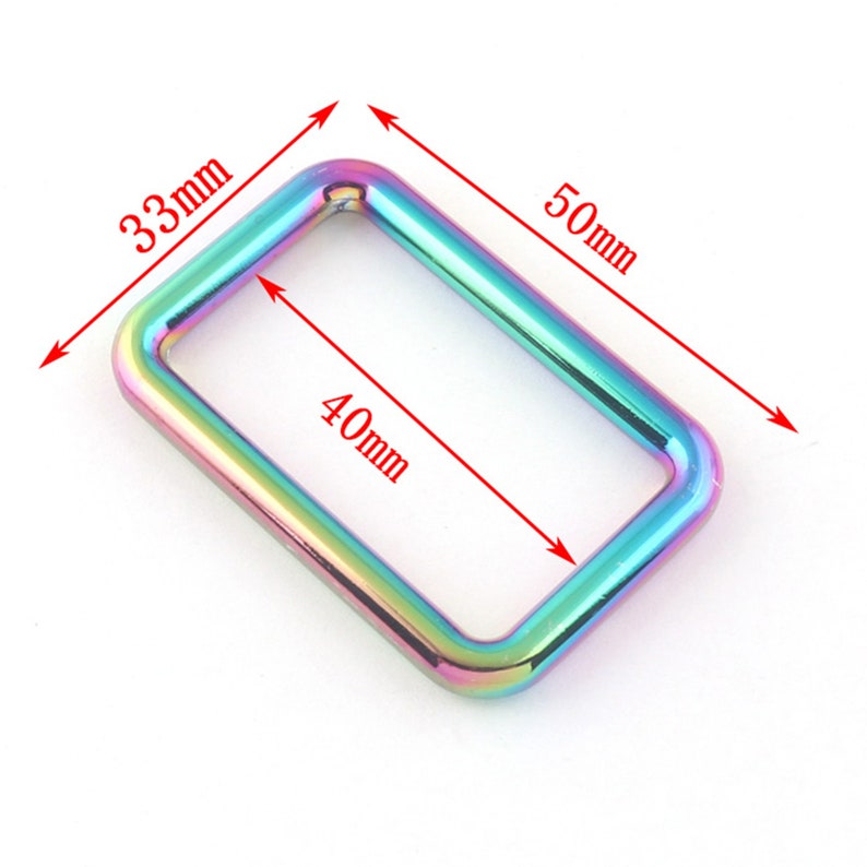 K&ouml;nnte beinhalten: Ein regenbogenfarbener D-Ring aus Metall mit einer &Ouml;ffnung von 40 mm x 50 mm. Der Ring ist 33 mm breit.