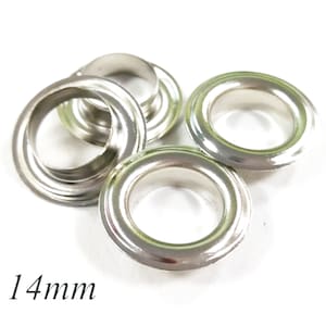 Könnte beinhalten: Vier silberne Metallösen, jede mit einem Innendurchmesser von 14 mm. Die Ösen sind für die Verwendung in Stoff oder Leder konzipiert.
