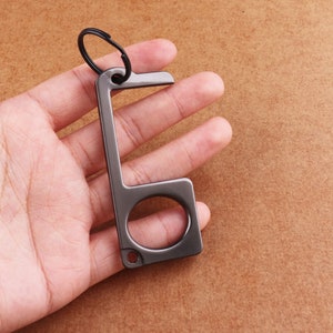 Abridor de fechadura, abridor de porta, extrator de porta de chaveiro, empurrador de botão para evitar germes, risco de mãos livres, botão de pressão PPE multiferramenta