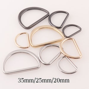 Pode incluir: Conjunto de argolas em D de metal em três tamanhos: 35 mm, 25 mm e 20 mm. As argolas são em acabamentos prateado, dourado e preto.