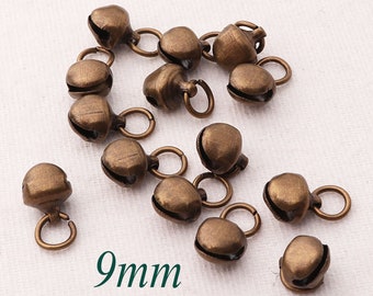 30 campanellini in metallo bronzo antico con anello, campanellini durevoli per collare per animali domestici, campanello di Natale con ciondolo a campana-9mm (BE0910)