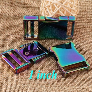 Puede incluir: Tres hebillas deslizantes de metal iridiscente, cada una con un cambio de color diferente. Las hebillas tienen 2,5 cm de ancho y un acabado liso y brillante.
