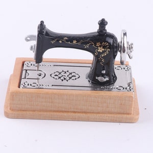 Mini máquina de coser negra plateada con base de madera, miniaturas de casa de muñecas, decoración de casa de muñecas, fotografía artesanal, regalo para ella