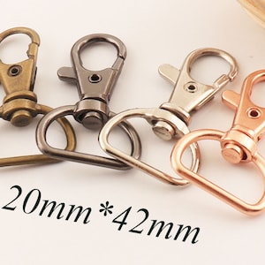 以下が含まれることがあります： アンティークブラス、シルバー、ニッケル、ローズゴールドの4種類の仕上げの金属製スイベルクラスプ。各クラスプのサイズは20mm×42mmです。