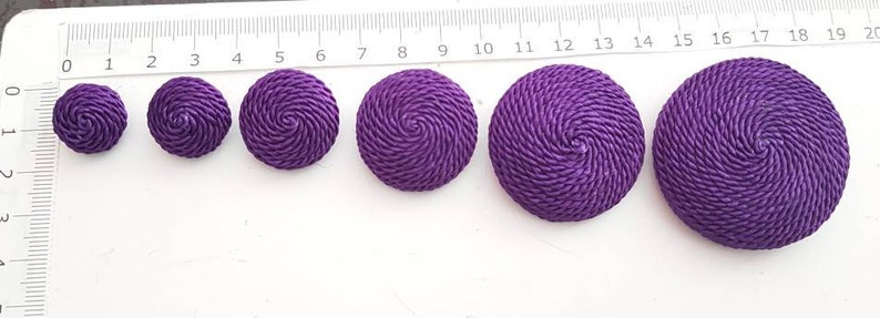 Bottoni mezza palla ricoperti artigianalmente con passamaneria in seta 50 colori MADE-IN-ITALY. Braid buttons immagine 3
