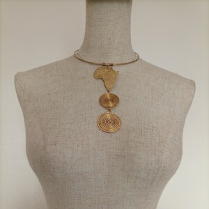 Collier en métal en laiton avec carte de l'Afrique, laiton métal, bijoux faits main, bijoux africains, collier pendentif, bijoux en laiton, bijoux femme, collier