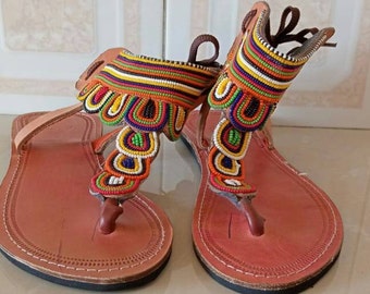 Afrikanische Masai Sandalen, Perlensandalen, Sommersandalen, Strandsandalen, Geschenk für sie, handgemachte Sandalen, Ledersandalen, Mamas Geschenk