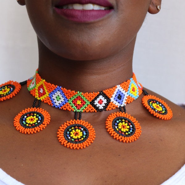 Zulu Orange Perlen Halskette, Bunte Perlen Halskette, Tribal Halskette, afrikanischer Schmuck, Masai Halskette, Frauen Halskette, Geschenk für sie