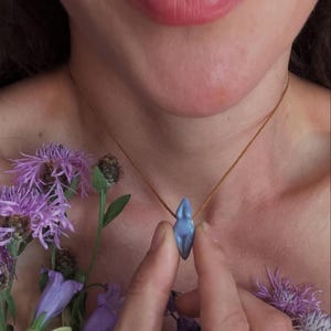 Collar con colgante de diosa de cerámica artesanal: joyería de poder femenino, símbolo de feminidad.