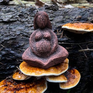 Głęboki las MA - Statua kobiety w ciąży - Figurka bogini matki - Rzeźba płodności - Ceramiczny amulet ochronny dla douli i przestrzeni sakralnych