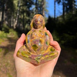 Głęboki las MA - Statua kobiety w ciąży - Figurka bogini matki - Rzeźba płodności - Ceramiczny amulet ochronny dla douli i przestrzeni sakralnych