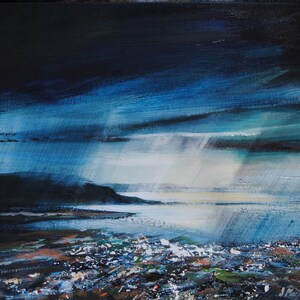 Puede incluir: Pintura abstracta de paisaje que representa un cielo tormentoso sobre una masa de agua. La obra de arte utiliza tonos de azul, blanco y negro para crear una escena dramática. Las pinceladas son visibles, agregando textura a la pintura. Firma del artista en la esquina inferior derecha.