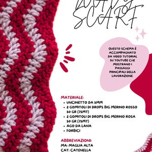 Può includere: Primo piano di una sciarpa all'uncinetto rossa e bianca con un motivo a onde. L'immagine include il testo in italiano che dice "CREA LA TUA WAVY SCARF" e i dettagli sui materiali necessari per realizzare la sciarpa.
