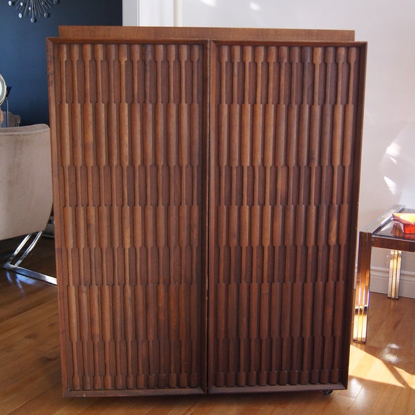 Vintage Teak Wood Cabinet-MCM Cabinet-Teak Wood Cabinet-Made In Canada Cabinet-Beautiful Vintage Teak Cabinet