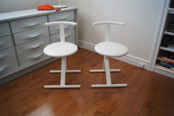 Vintage Postmodern 90s White Metal Bar Sitting Chairs/stools Vintage Postmodern 90s White Metal Bar Sitting Chairs/stools