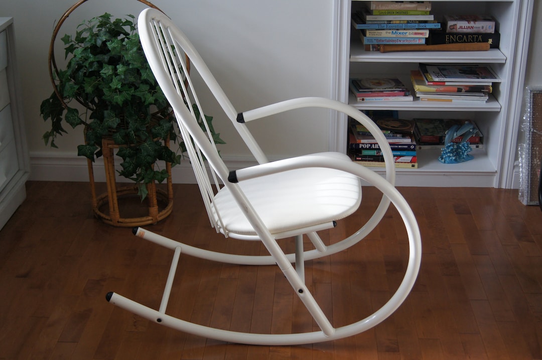 Vintage Postmodern 90s White Metal Bar Sitting Chairs/stools