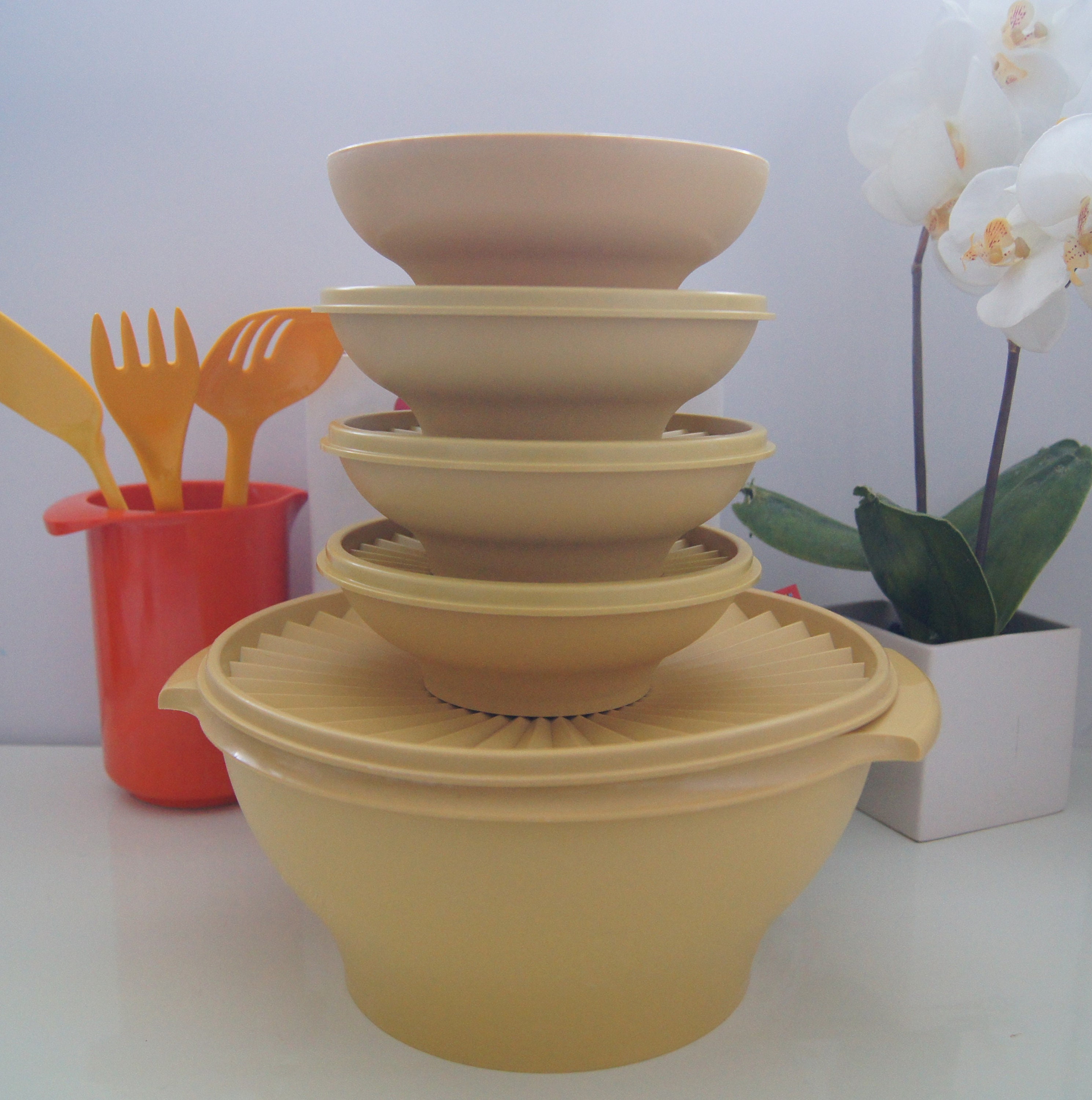 Tupperware Extra Large Bowl Salad Bowl With Lid 880-4 and Set of 5 Matching  Bowls Vintage Harvest Gold Starburst Lid 