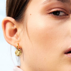 Small hoop earrings made of pure or gold-plated stainless steel with pendant plates.