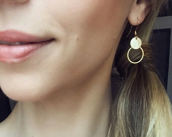 Minimalist earrings in gold, rose gold or silver. Discreet circle with hammered plate. Great gift