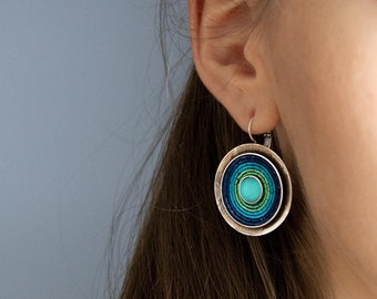 Grandes boucles d'oreilles argentées avec spirales en métal colorées, plusieurs coloris au choix !