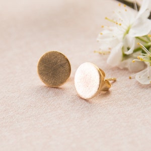 Stud earrings 10 mm gold, rose gold or rhodium-plated. Brushed circle, round. Super subtle, delicate and minimalist. Gold