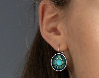 Boucles d'oreilles argentées avec spirales en métal colorées, plusieurs coloris au choix ! Fabriqué à la main à Berlin.