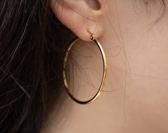 Medium-sized hoop earrings made of gold-plated, pure or rose gold-plated stainless steel. Whoops! 4cm diameter. Waterproof!