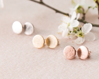 Stud earrings 10 mm gold, rose gold or rhodium-plated. Brushed circle, round. Super subtle, delicate and minimalist.