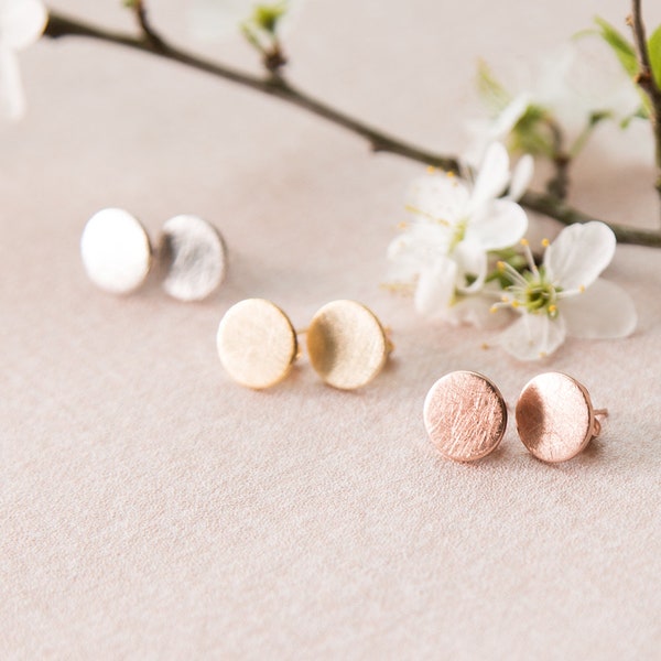 Stud earrings 10 mm gold, rose gold or rhodium-plated. Brushed circle, round. Super subtle, delicate and minimalist.