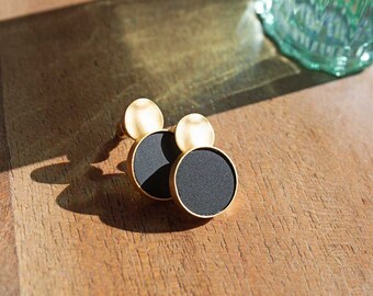 Minimalistische Ohrringe golden oder silbern mit patiniertem Messingplättchen. Mehrere Farben wählbar! Handarbeit