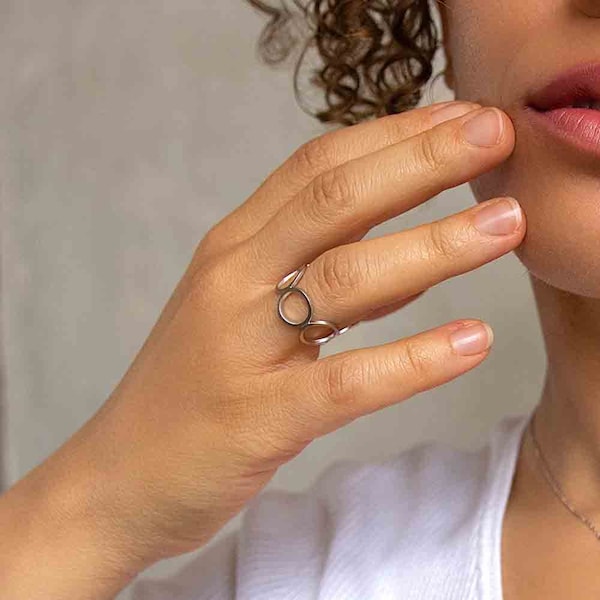 Zarter Ring mit aneinander gereihten Kreisen, rosévergoldet, vergoldet oder rhodiniert matt, größenverstellbar, handmade