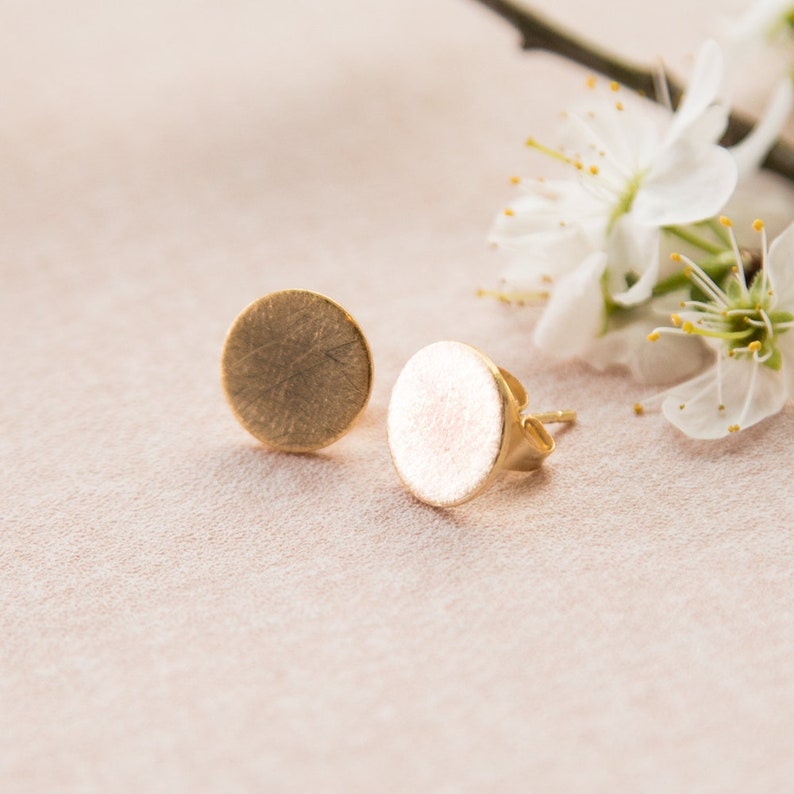 Stud earrings 10 mm gold, rose gold or rhodium-plated. Brushed circle, round. Super subtle, delicate and minimalist. Gold